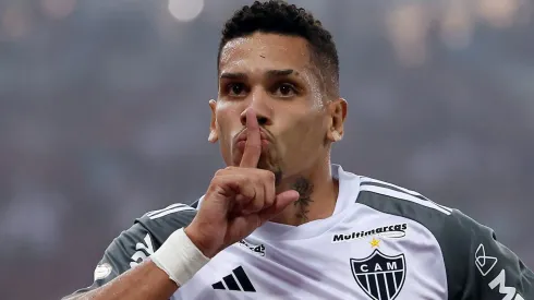 Clube prepara proposta para anunciar o atacante Paulinho. (Photo by Buda Mendes/Getty Images)