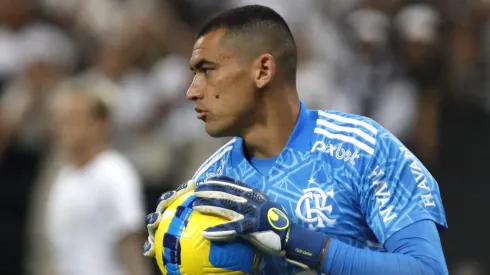 Clube paulista surpreende e pode anunciar o goleiro Santos, do Flamengo (Photo by Ricardo Moreira/Getty Images)