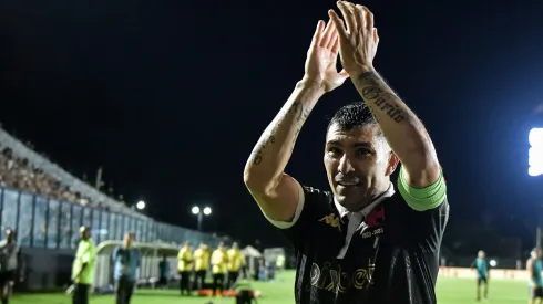 RJ - RIO DE JANEIRO - 06/11/2023 - BRASILEIRO A 2023, VASCO X BOTAFOGO - Medel jogador do Vasco comemora vitoria ao final da partida contra o Botafogo no estadio Sao Januario pelo campeonato Brasileiro A 2023. Foto: Thiago Ribeiro/AGIF