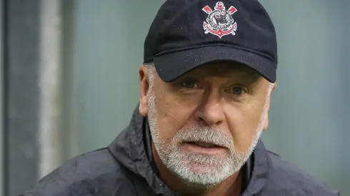 Mano Menezes espera por reforços. (Photo by Pedro H. Tesch/Getty Images)