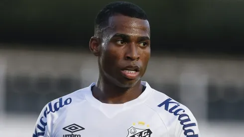 Jean Lucas, do Santos, tem caminho livre para assinar com SAF rival (Photo by Ricardo Moreira/Getty Images)