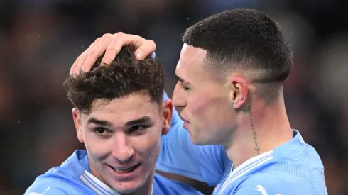 Julian Álvarez e Phil Folden. Foto: Stu Forster/Getty Images