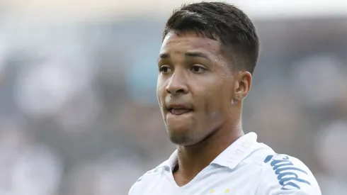 Santos toma decisão sobrr venda de Marcos Leonardo. (Photo by Ricardo Moreira/Getty Images)