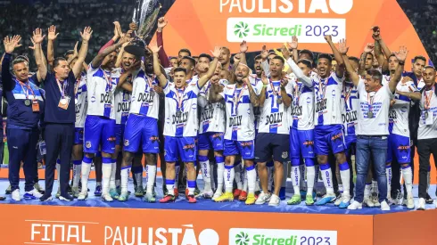 SP - SAO PAULO - 09/04/2023 - PAULISTA 2023, PALMEIRAS X AGUA SANTA - Jogadores do Agua Santa recebem o trofeu de vice campeao ao final da partida contra o Palmeiras no estadio Arena Allianz Parque pelo campeonato Paulista 2023. Foto: Marcello Zambrana/AGIF
