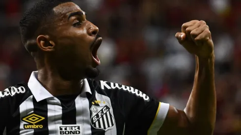 DF - BRASILIA - 01/11/2023 - BRASILEIRO A 2023, FLAMENGO X SANTOS - Joaquim jogador do Santos comemora gol durante partida contra o Flamengo no estadio Mane Garrincha pelo campeonato Brasileiro A 2023. Foto: Mateus Bonomi/AGIF