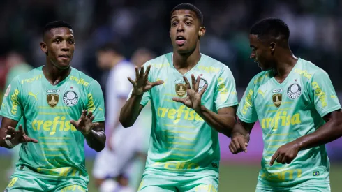 SAO PAULO, BRAZIL - OCTOBER 22: Vanderlan (C) of Palmeiras celebrates with his teammates after scoring the third goal of their team during a match between Palmeiras and Avai as part of Brasileirao Series A 2022 at Allianz Parque on October 22, 2022 in Sao Paulo, Brazil. (Photo by Alexandre Schneider/Getty Images)