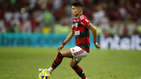RIO DE JANEIRO, BRAZIL - AUGUST 16: Luiz Araujo of Flamengo controls the ball during a semifinal second leg match between Flamengo and Gremio as part of Copa do Brasil 2023 at Maracana Stadium on August 16, 2023 in Rio de Janeiro, Brazil. (Photo by Wagner Meier/Getty Images)