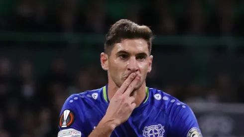 Alario pelo Bayer. (Photo by Ian MacNicol/Getty Images)