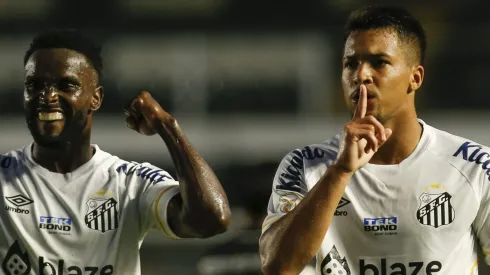 Proposta do Palmeiras seduz atacante do Santos, que pode pintar no Verdão em janeiro. (Photo by Ricardo Moreira/Getty Images)