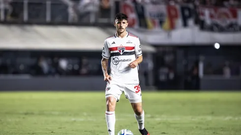SP – SANTOS – 08/11/2023 – BRASILEIRO A 2023, SAO PAULO X BRAGANTINO – Lucas Beraldo jogador do Sao Paulo durante partida contra o Bragantino no estadio Vila Belmiro pelo campeonato Brasileiro A 2023. Foto: Abner Dourado/AGIF