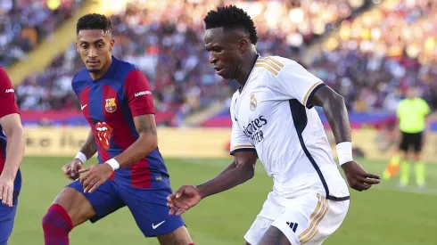 Vinicius Junior e Raphinha se enfrentando (Photo by Eric Alonso/Getty Images)