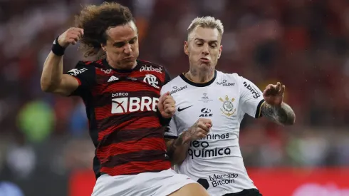 David Luiz of Flamengo fights for the ball with with Roger Guedes of Corinthians . (Photo by Buda Mendes/Getty Images)