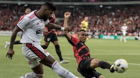 Rodinei e Erick disputando bola em um Athletico x Flamengo. Foto: Robson Mafra/AGIF