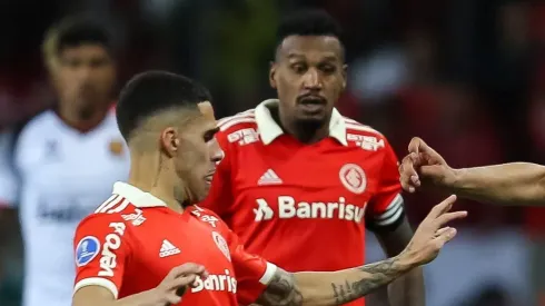 Gabriel e Edenílson lado a lado no Internacional. Foto: Pedro H. Tesch/AGIF