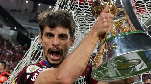 Rodrigo Caio com o troféu do Brasileirão 2019. Foto: Thiago Ribeiro/AGIF