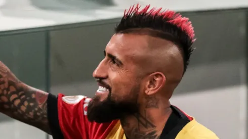 Arturo Vidal é disputado por três grandes clubes. Foto: Robson Mafra/AGIF