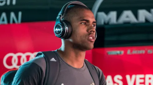 Time paulista pode acertar a contratação de Douglas Costa, ex-Grêmio (Photo by Simon Hofmann/Getty Images for MAN)