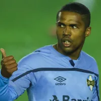 Douglas Costa aceita assinar com bicampeão da Libertadores com salário de R$ 900 mil