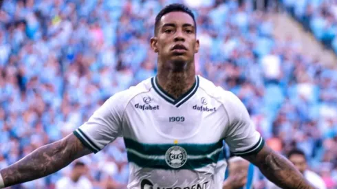 Alef Manga: liberado para voltar a atuar (Foto: Gabriel Thá / Coritiba / Divulgação)