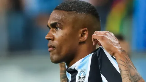 Douglas Costa acerta com rival do Grêmio e está de volta ao Brasileirão. Foto: Pedro H. Tesch/AGIF