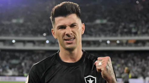 Víctor Cuesta pede para deixar o Botafogo e prepara acerto com rival do Brasileirão. Foto: Thiago Ribeiro/AGIF