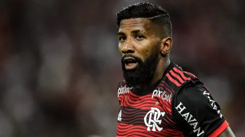 Flamengo negocia com novo lateral. Foto: Thiago Ribeiro/AGIF