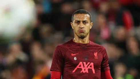 Thiago em ação pelos Reds. (Photo by Clive Brunskill/Getty Images)