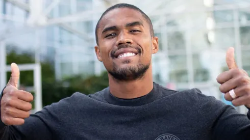 Douglas voltará ao futebol brasileiro. (Photo by Daniel Kopatsch/Getty Images for FC Bayern)