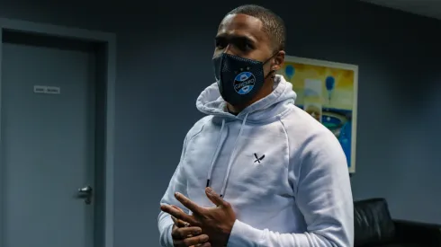 Douglas Costa seguirá recebendo do Grêmio (Foto: Jéssica Maldonado / Grêmio FBPA / Divulgação)