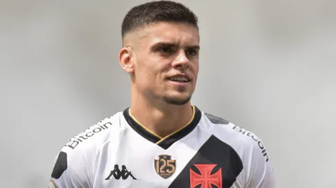 Gabriel Pec jogador do Vasco durante partida contra o Atletico-MG no estadio Maracana pelo campeonato Brasileiro A 2023. Foto: Thiago Ribeiro/AGIF