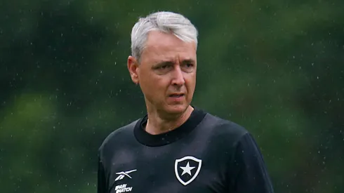 Tiago Nunes revelou detalhes da busca por laterais do Botafogo (Foto: Vitor Silva/Botafogo/Divulgação)
