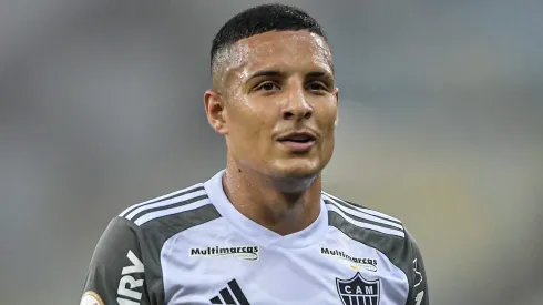 Guilherme Arana pode deixar o Atlético Mineiro e jogar ao lado de Gabigol. Foto: Thiago Ribeiro/AGIF