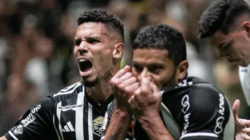 Hulk e Paulinho. Foto: Fernando Moreno/AGIF