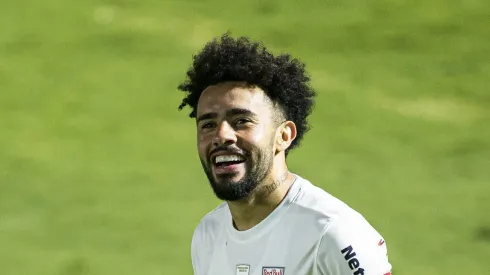 Claudinho topa jogar em rival do Flamengo e possível data do acerto é revelada. Foto: Diogo Reis/AGIF