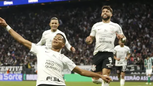 Corinthians consegue o sim e pode liberar um de seus titulares em troca de novo atacante. (Photo by Miguel Schincariol/Getty Images)
