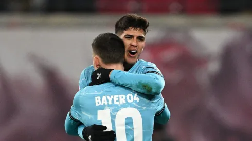 Piero Hincapie e Wirtz: Jogadores do Bayer Leverkusen, que ainda pode faturar três títulos na temporada. (Foto: Stuart Franklin/Getty Images)