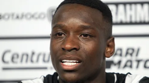 Luiz Henrique foi apresentado no Botafogo (Foto: Vitor Silva/Botafogo/Divulgação)