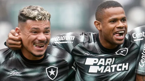 Tiquinho Soares e Junior Santos: valorizados no mercado (Foto: Vitor Silva/Botafogo/Divulgação)