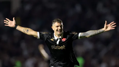RIO DE JANEIRO, BRAZIL - SEPTEMBER 21: Vegetti of Vasco celebrates after scoring the third goal of their team during the match between Vasco Da Gama and Coritiba as part of Brasileirao 2023 at Sao Januario Stadium on September 21, 2023 in Rio de Janeiro, Brazil. (Photo by Buda Mendes/Getty Images)