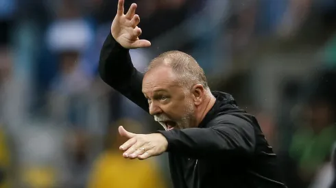 PORTO ALEGRE, BRAZIL - NOVEMBER 12: Mano Menezes head coach of Corinthians during the match between Gremio and Corinthians as part of Brasileirao 2023 at Arena do Gremio Stadium on November 12, 2023 in Porto Alegre, Brazil. (Photo by Pedro H. Tesch/Getty Images)
