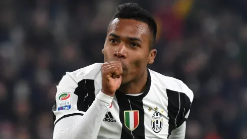 Rival pode aplicar 'chapéu' no Internacional e fechar com Alex Sandro (Photo by Valerio Pennicino/Getty Images)