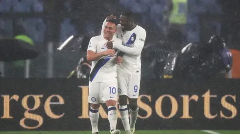 Lautaro Martínez e Marcus Thuram comemoram vitória da Internazionale pela Serie A, diante da Roma, no Estádio Olímpico (Foto: Paolo Bruno/Getty Images)