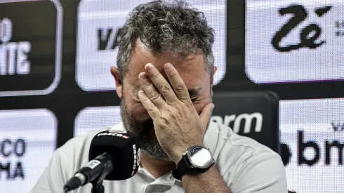 RJ - RIO DE JANEIRO - 06/02/2024 - VASCO, APRESENTACAO ADSON, GALDAMES, KEILLER E VICTOR LUIS - O dirigente Alexandre Mattos fala aos jornalistas durante apresentacao oficial dos jogadores do Vasco em coletiva de imprensa realizada no Sao Januario. Foto: Thiago Ribeiro/AGIF