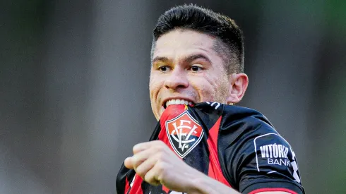 BA - SALVADOR - 18/02/2024 - BAIANO 2024, VITORIA X BAHIA - Osvaldo jogador do Vitoria comemora seu gol com jogadores do seu time durante partida contra o Bahia no estadio Barradao pelo campeonato Baiano 2024. Foto: Jhony Pinho/AGIF