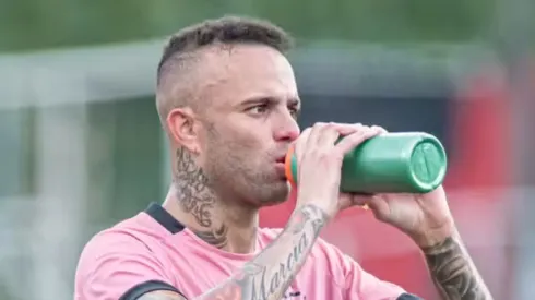 Ex-Grêmio, Luan vestiu a camisa do Vitória pela 1ª vez em uma partida oficial (Foto: Victor Ferreira/EC Vitória/Divulgação)