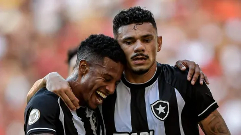 Rival do Botafogo faz oferta tentadora para contratar titular absoluto do Glorioso. Foto: Thiago Ribeiro/AGIF