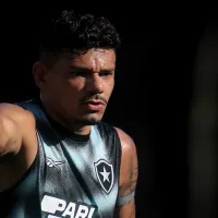 Botafogo tem cláusula de renovação automática de contrato com Tiquinho Soares, alvo do Grêmio