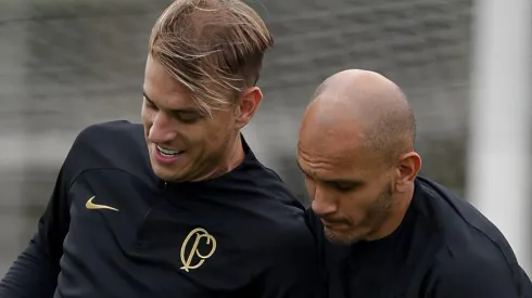 Róger Guedes e Fábio Santos. Foto: Rodrigo Coca/AG. Corinthians