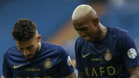 Alex Telles e Anderson Talisca lado a lado. Foto: Yasser Bakhsh/Getty Images