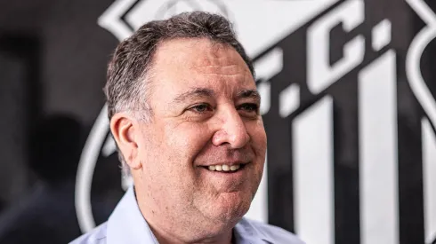 Marcelo Teixeira recebe pedido do elenco santista. Foto: Raul Baretta/ Santos FC